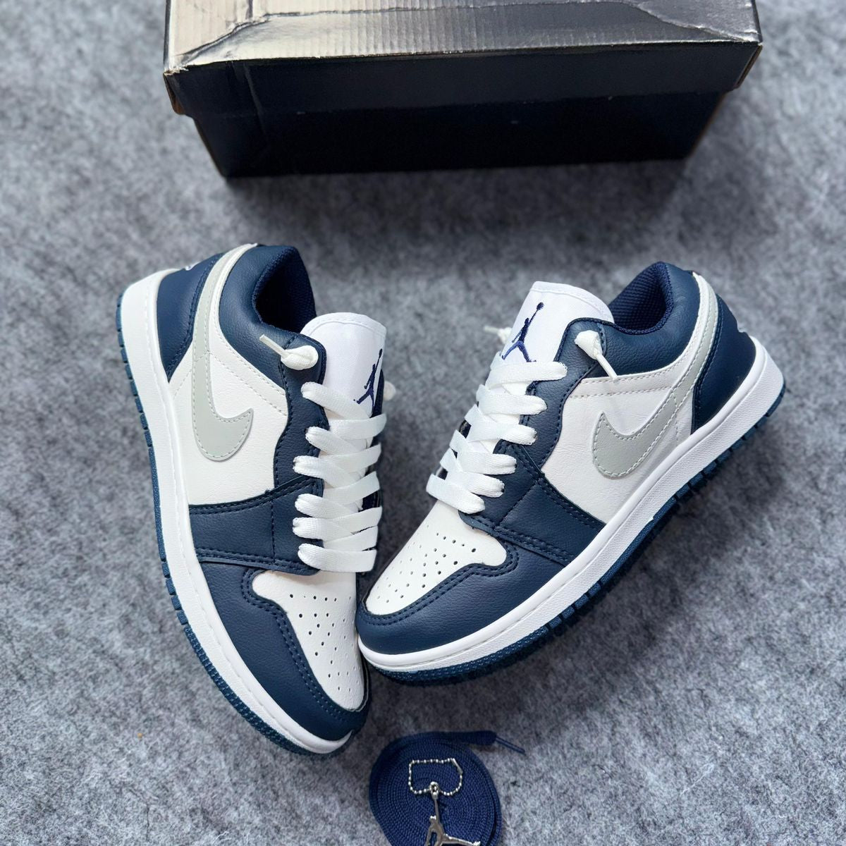 Tênis Nike Air Jordan Marinho • Branco • Cinza