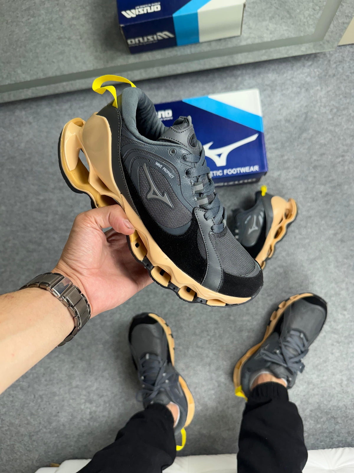 MIZUNO WAVE BETA 2 - REFLETIVEL/ GRAFITE/ CREME ESCURO