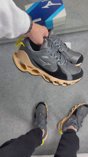 MIZUNO WAVE BETA 2 - REFLETIVEL/ GRAFITE/ CREME ESCURO